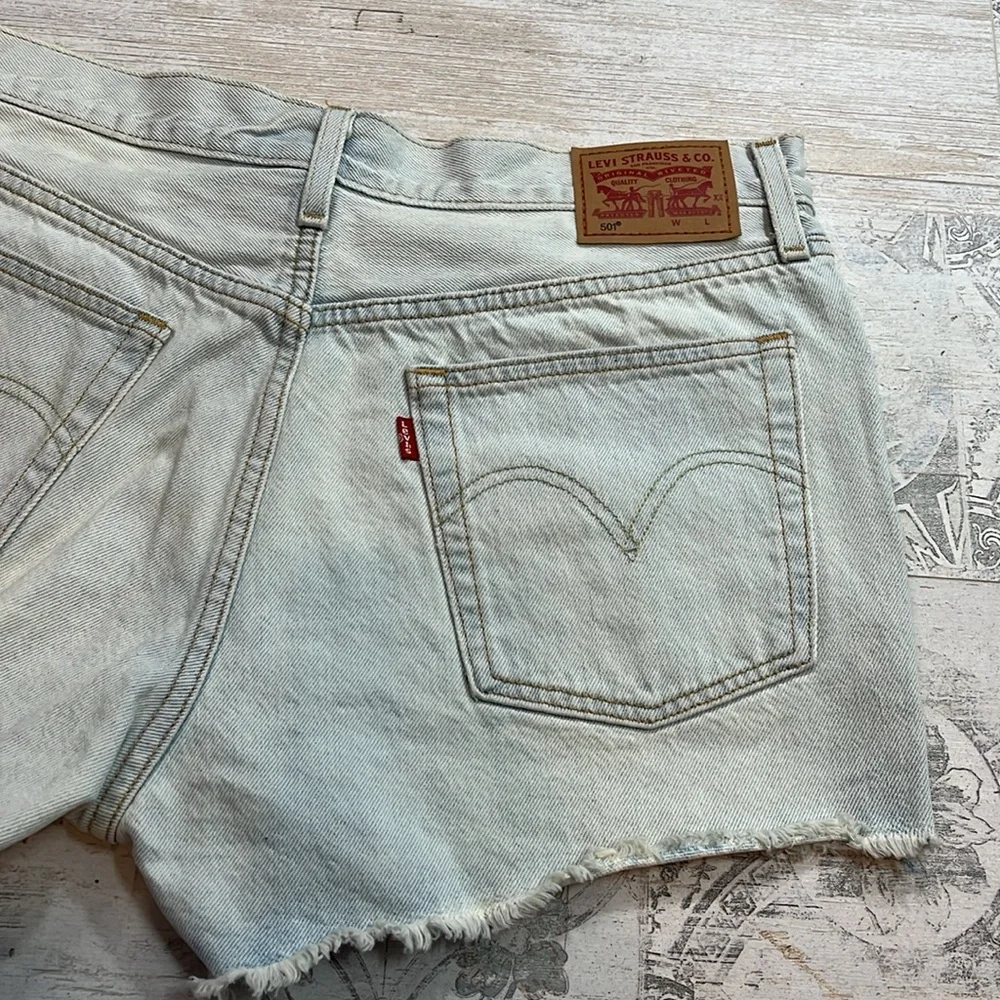 Levi’s Light Wash 501 Embroidered Cut Off Jean Shorts Size 31